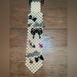 BETSEY JOHNSON NECKLACE ~ PEARL TIE ~ PREOWNED GREAT CONDITION